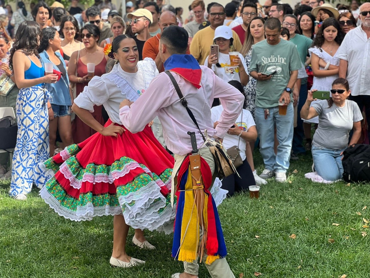 Foto de pareja de bailarines ejecutando una danza tradicional colombiana.