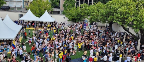 Foto panorámica de una multitud de colombianos celebrando el Día de la Independencia Nacional en Lisboa